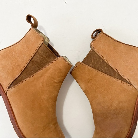 Nisolo Womens Chelsea Boot In Sand Suede | 7 - Picture 8 of 13